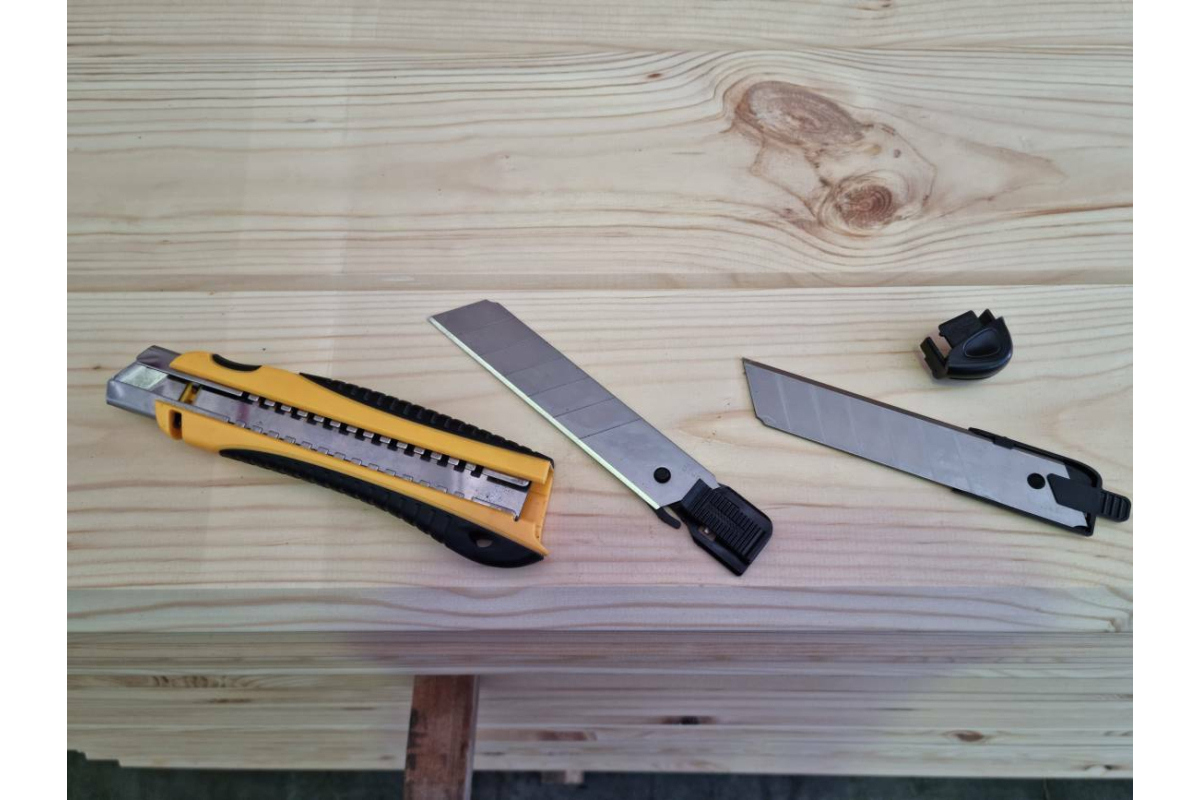 Строительный нож BERGER 25мм, с 3-мя лезвия в комплекте BG1355 .
