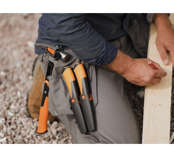 Строительный нож Fiskars со встроенной точилкой 1023620