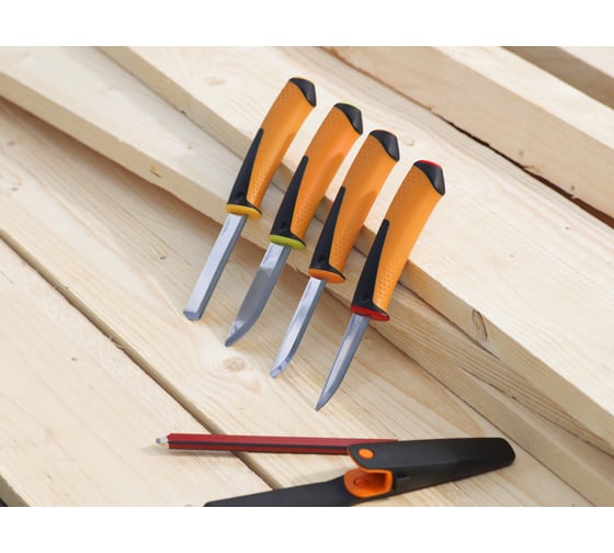 Строительный нож Fiskars со встроенной точилкой 1023620