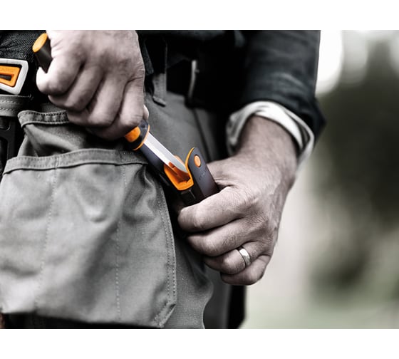 Универсальный нож с точилкой Fiskars 1023618