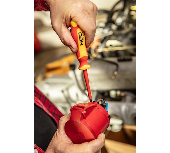 Шлицевая диэлектрическая отвертка NEO Tools 1000V SL4x100 мм, S2, двухкомпонентная рукоятка 04-132