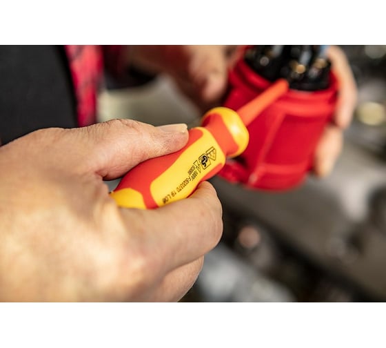 Шлицевая диэлектрическая отвертка NEO Tools 1000V SL4x100 мм, S2, двухкомпонентная рукоятка 04-132