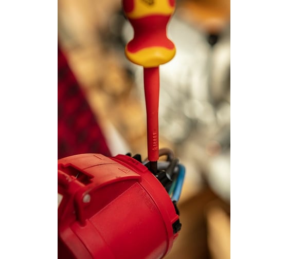 Шлицевая диэлектрическая отвертка NEO Tools 1000V SL4x100 мм, S2, двухкомпонентная рукоятка 04-132