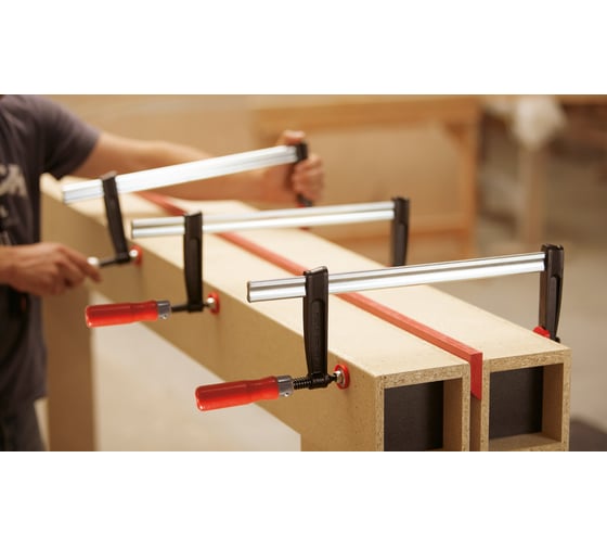 Струбцина BESSEY из ковкого чугуна 1500/120, усилие 5.5 кН, с деревянной рукояткой BE-DUO65-8