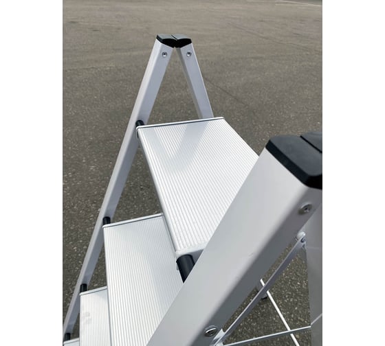 Алюминиевая стремянка SevenBerg milano 4 широкие ступени белая Milano-4 white