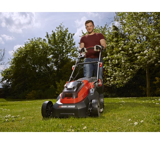 Аккумуляторная колесная газонокосилка Black+Decker CLM3820L2