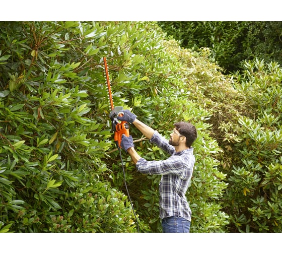 Электрический кусторез Black+Decker BEHT251