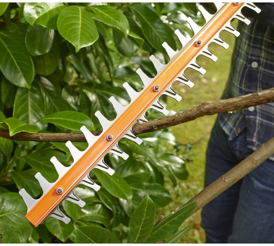 Электрический кусторез Black+Decker BEHT251