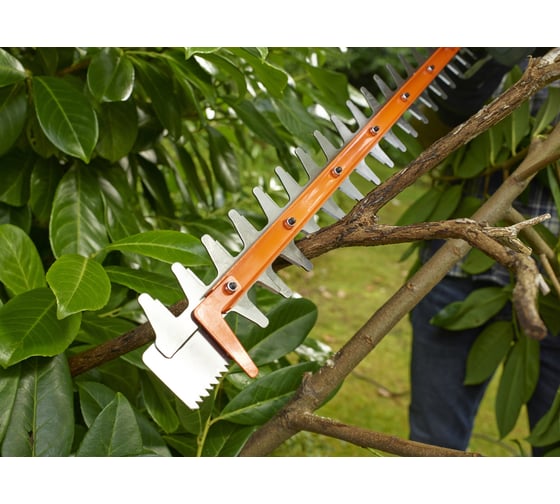 Электрический кусторез Black+Decker BEHTS301