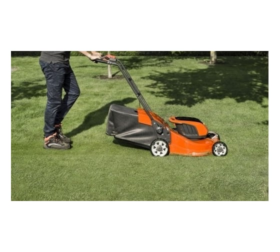 Аккумуляторная газонокосилка Husqvarna LC 247Li 9676629-01