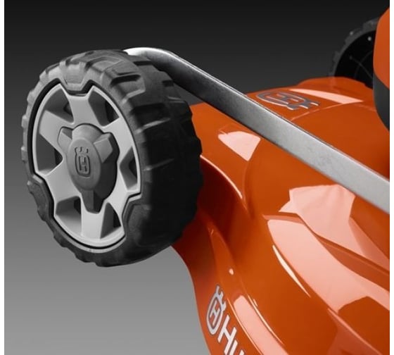 Аккумуляторная газонокосилка Husqvarna LC 247Li 9676629-01