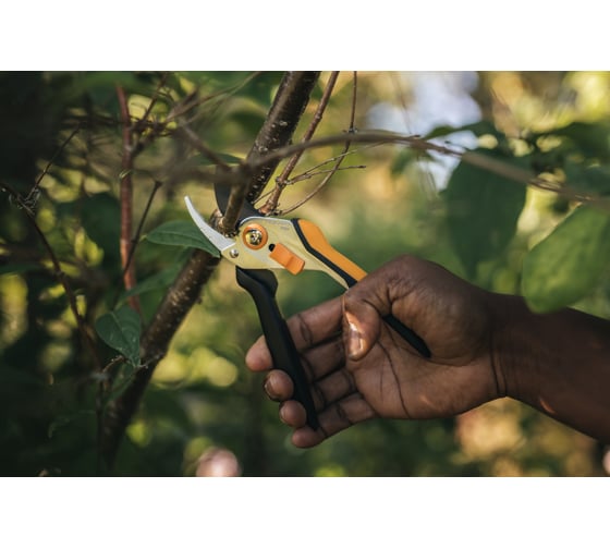 Плоскостной металлический секатор Fiskars Solid P331 1057163