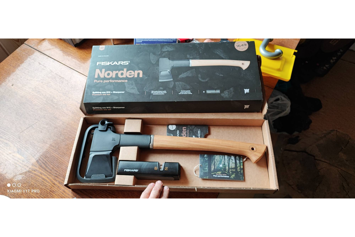 Fiskars Norden chopping axe N7 with sharpener