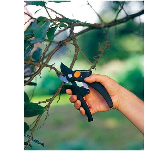 Плоскостной секатор с рычажным приводом Fiskars 1001531 (111340)