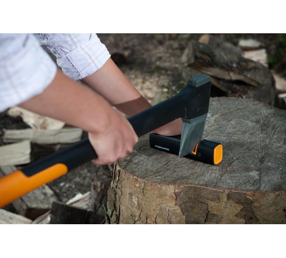 Топор-колун Fiskars х17 122460 + точилка Fiskars 120740 122466