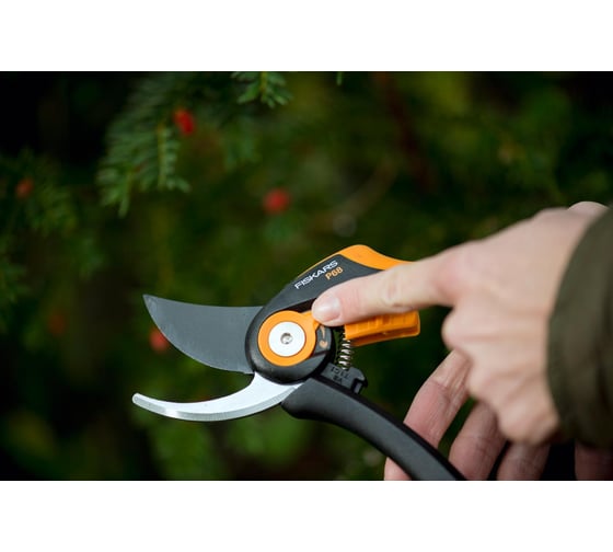 Плоскостной секатор Fiskars SmartFit 1001424 (111610)