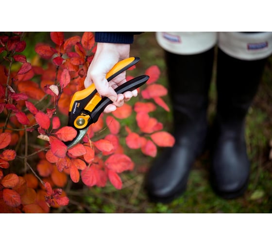 Плоскостной секатор Fiskars SmartFit 1001424 (111610)