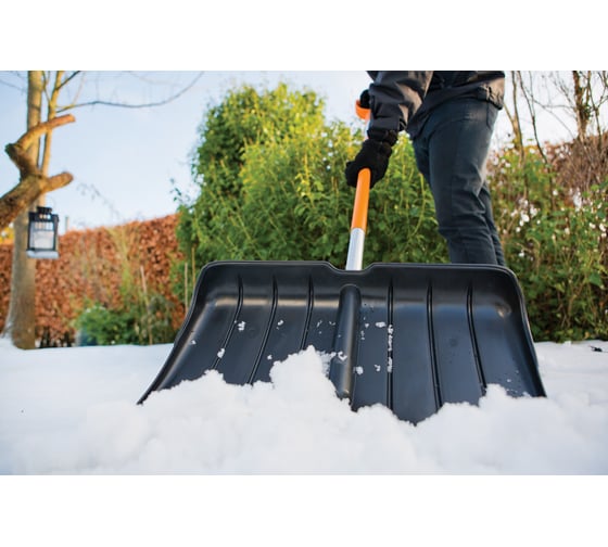 Скрепер для уборки снега Fiskars SnowXpert 143001