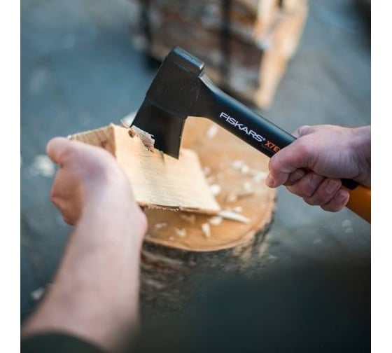 Промонабор Fiskars: топор Х7 + воблер 1023886