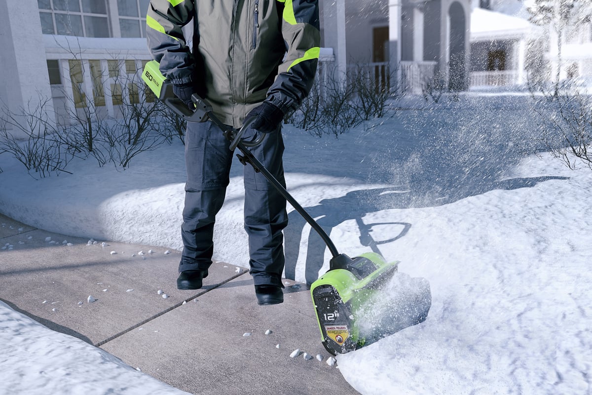 Бесщеточный аккумуляторный снегоуборщик GreenWorks 60V, 30 см 2602607 .