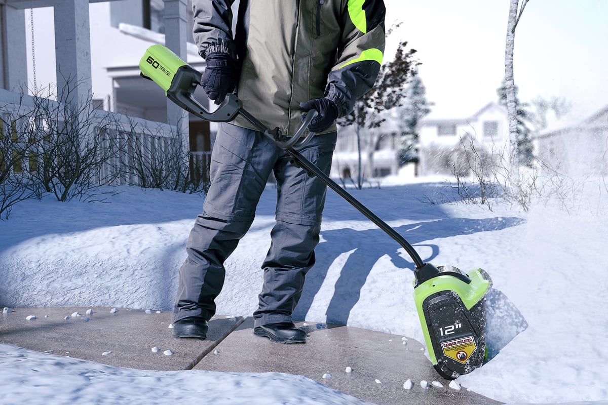 Бесщеточный аккумуляторный снегоуборщик GreenWorks 60V, 30 см 2602607 .