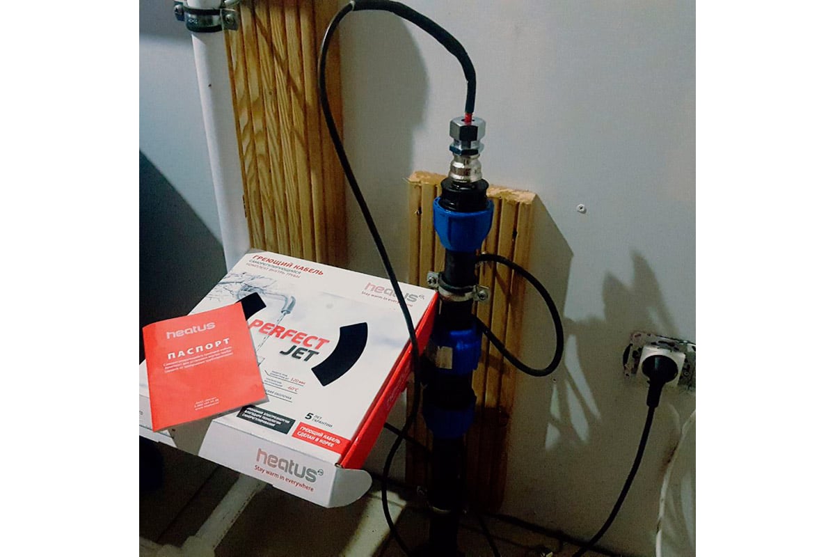 Греющий кабель для скважины внутри трубы. Греющий кабель через оголовок скважины. Греющий кабель снаружи трубы. Саморегулирующийся греющий кабель монтаж. Греющий кабель для трубы скважины.