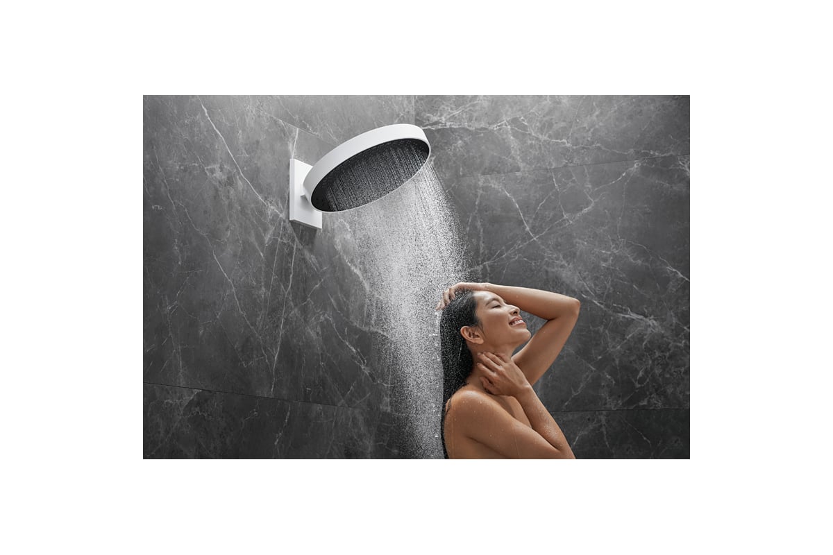 Девушка в душе случайно. Hansgrohe Rainfinity. Hansgrohe POWDERRAIN. Принятие душа.