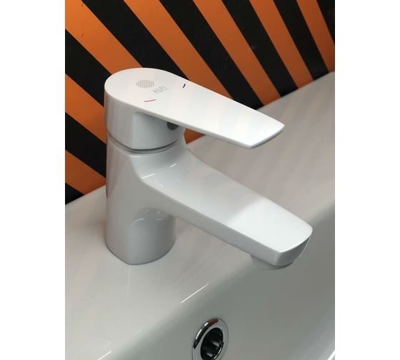 Смеситель для раковины ORANGE Loop белый M26-021w