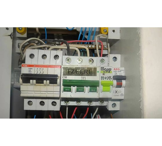 Лента Vell VL-811CH (с чипом, 6 мм, черный на золотом) для Puty PT-100E/100ECH/Brother D200/E110/ D600/E300/2700/ P700/E550/P900 1350629