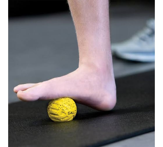 Маленький мячик для массажа SKLZ Foot Massage Ball PERF-MBSM-01