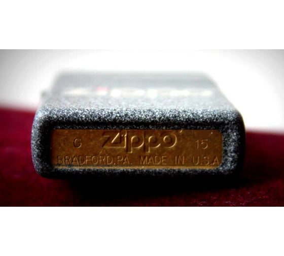 Зажигалка с покрытием Iron Stone Zippo 211 SNAKESKIN ZIPPO LOGO