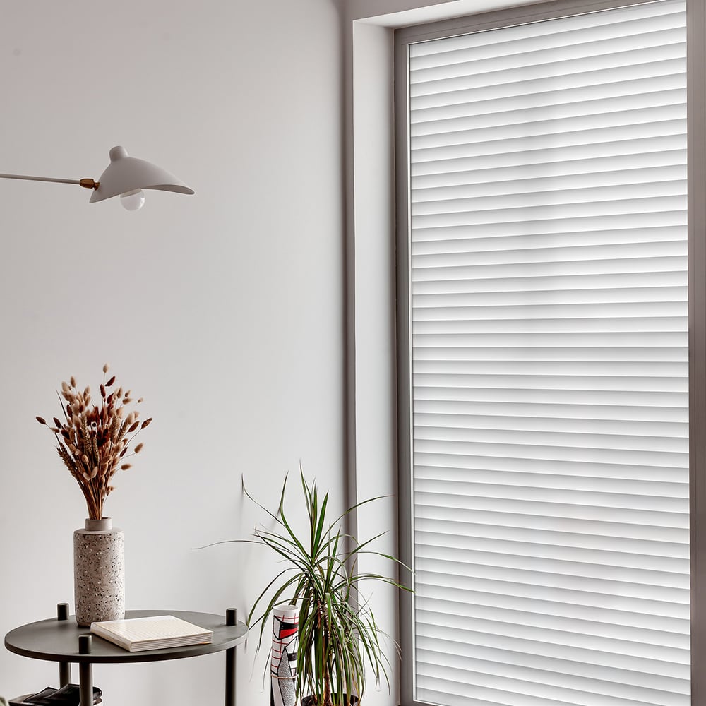 Самоклеящаяся пленка на окно Verol 55x152, серый, рисунок жалюзи ПО ...