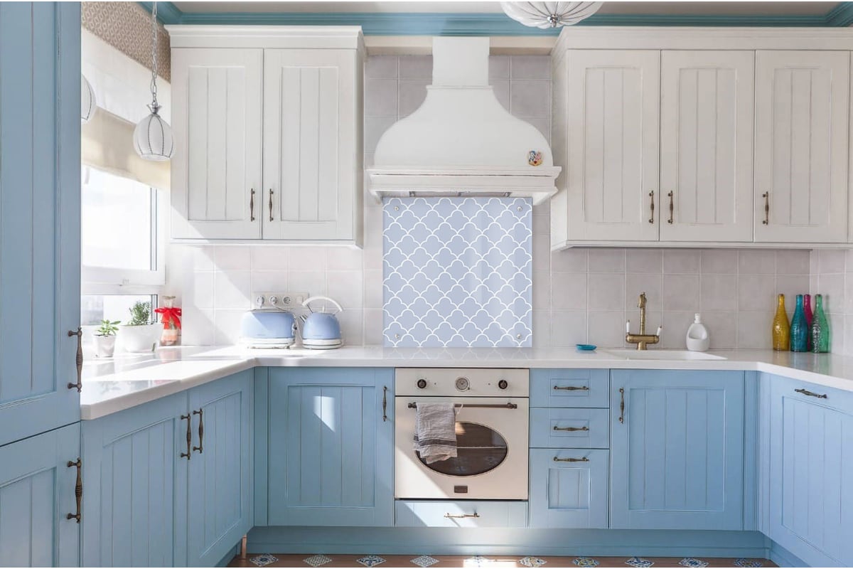 голубая кухня с деревянной столешницей и фартуком