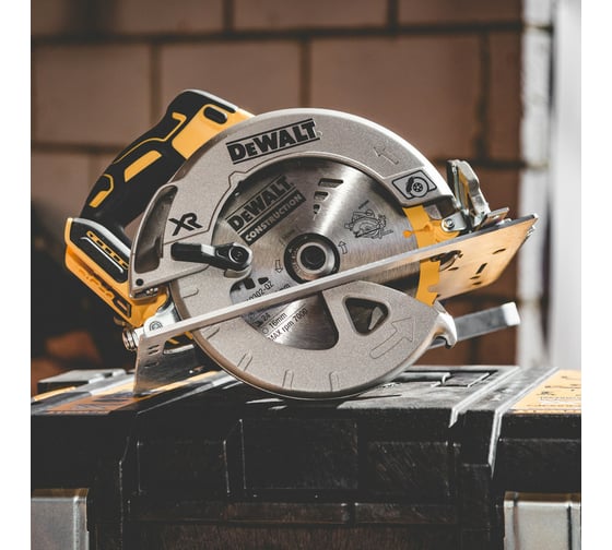 Дисковая пила DEWALT 18В XR DCS570N