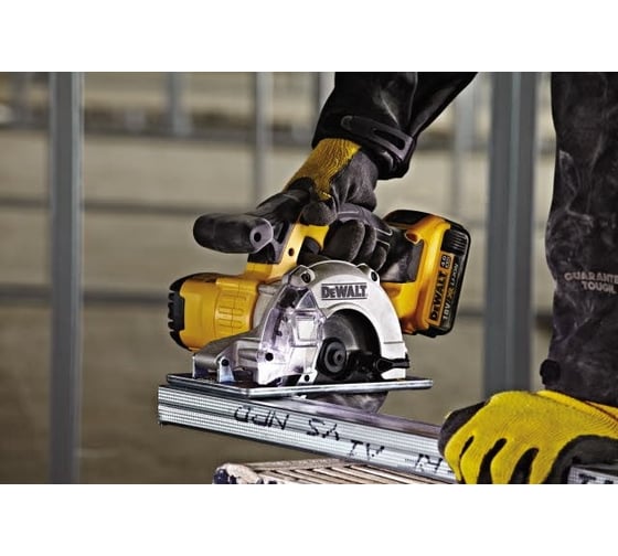 Аккумуляторная дисковая пила Dewalt DCS373NT-, 18 В, 140 мм, 3700 об/мин, без АКБ и ЗУ DCS373NT-XJ