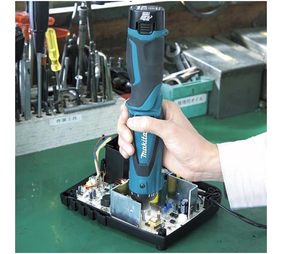Аккумуляторная отвертка Makita DF 010 DSE