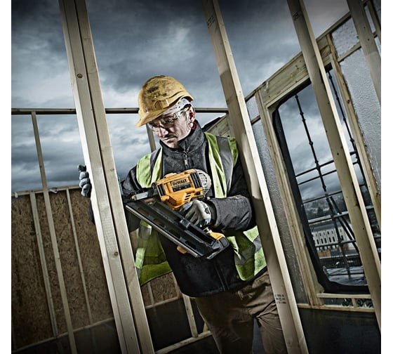 Степлер DEWALT DCN 692P2