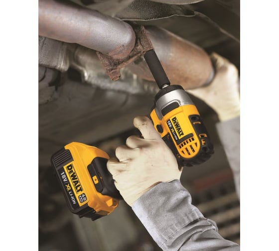 Аккумуляторный гайковерт DEWALT DCF 880 M2