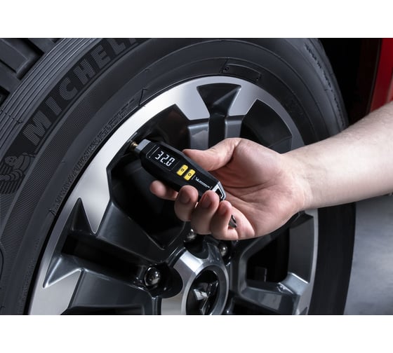 Цифровой манометр MICHELIN с фонариком, LCD дисплеем и креплением на ключи 12290