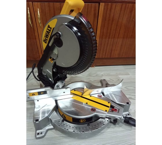 Торцовочная пила DEWALT DWS713 25