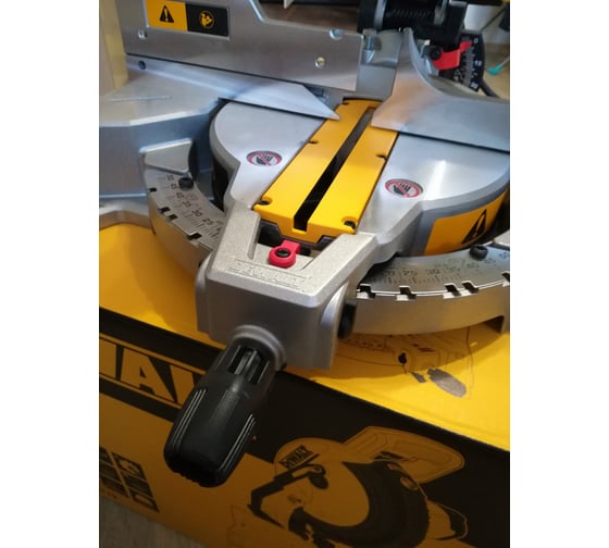 Торцовочная пила DEWALT DWS713 19