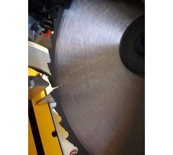 Торцовочная пила DEWALT DWS713 15