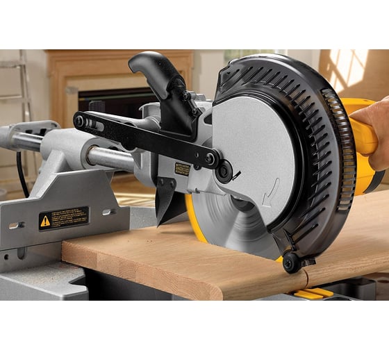 Торцовочная пила DEWALT DW 712