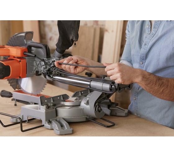 Торцовочная пила c протяжкой Black&Decker BES700