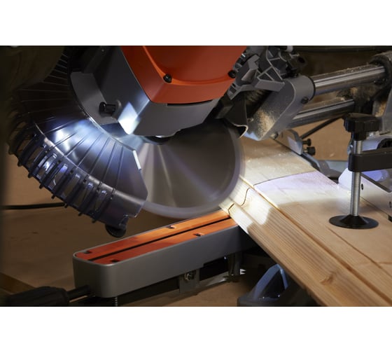 Торцовочная пила c протяжкой Black&Decker BES700