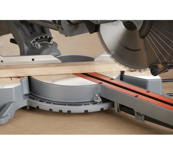 Торцовочная пила c протяжкой Black&Decker BES700