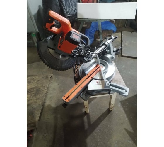 Торцовочная пила c протяжкой Black&Decker BES700 - выгодная цена ...