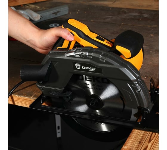 Дисковая (циркулярная) пила DEKO DKCS2400-210 2400 Вт, диск 210 мм 063-4319