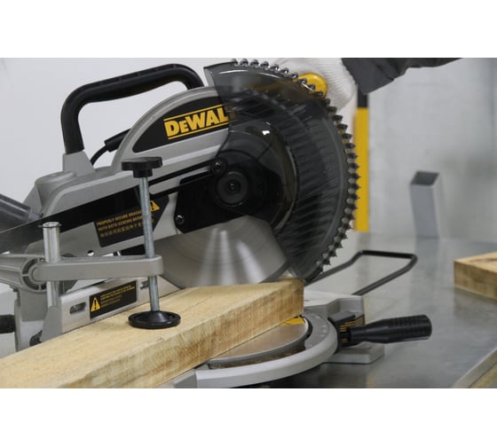 Торцовочная пила DEWALT DW714