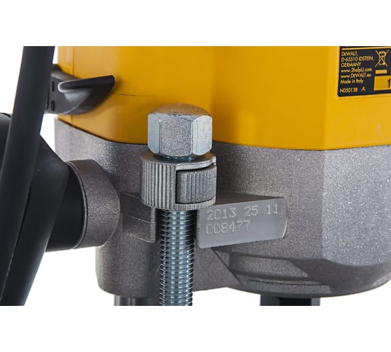 Фрезер DeWALT DW 626